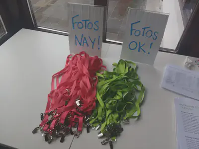 Mit den Bändern konnten Teilnehmende signalisieren, ob sie fotografiert werden wollten oder nicht.