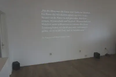 Projektion im Eingangsbereich mit einem Zitat von Prigogine & Stengers, (1993). Foto: Axel Dürkop